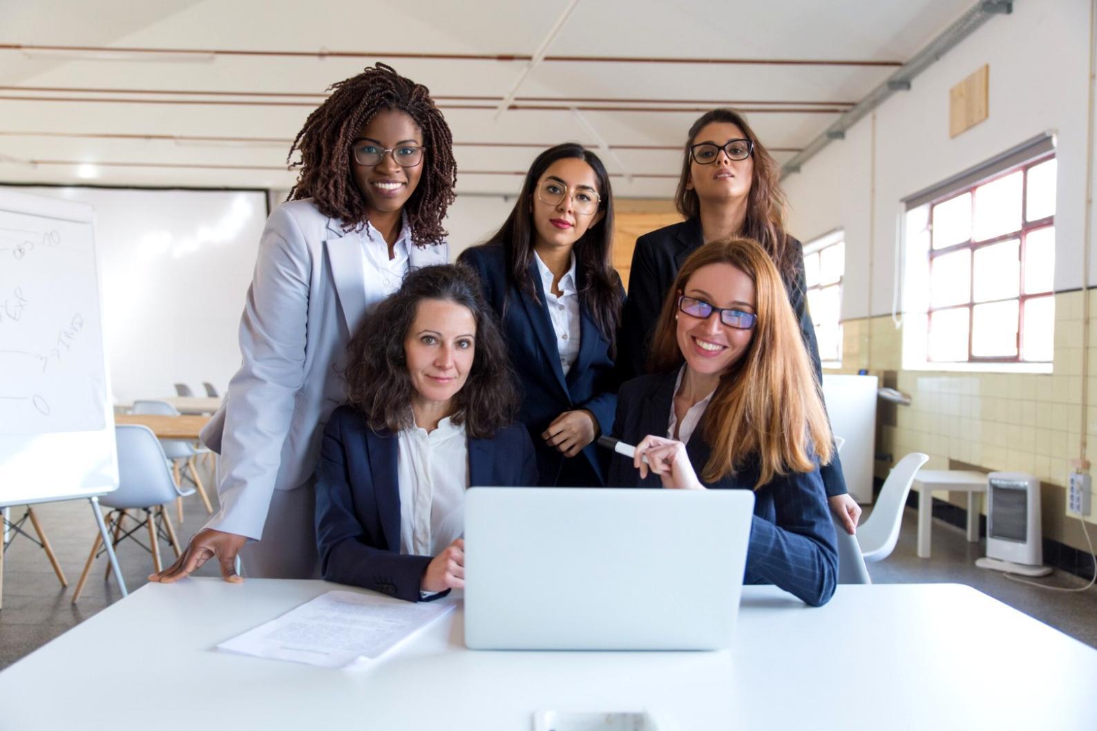 Estudiantes trabajando en ejercicios de presupuesto personal